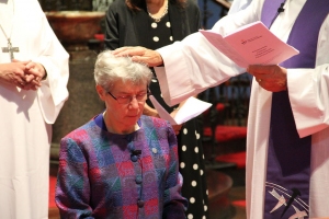 thumb_President-prays-over-Sr-Elizabeth-opt